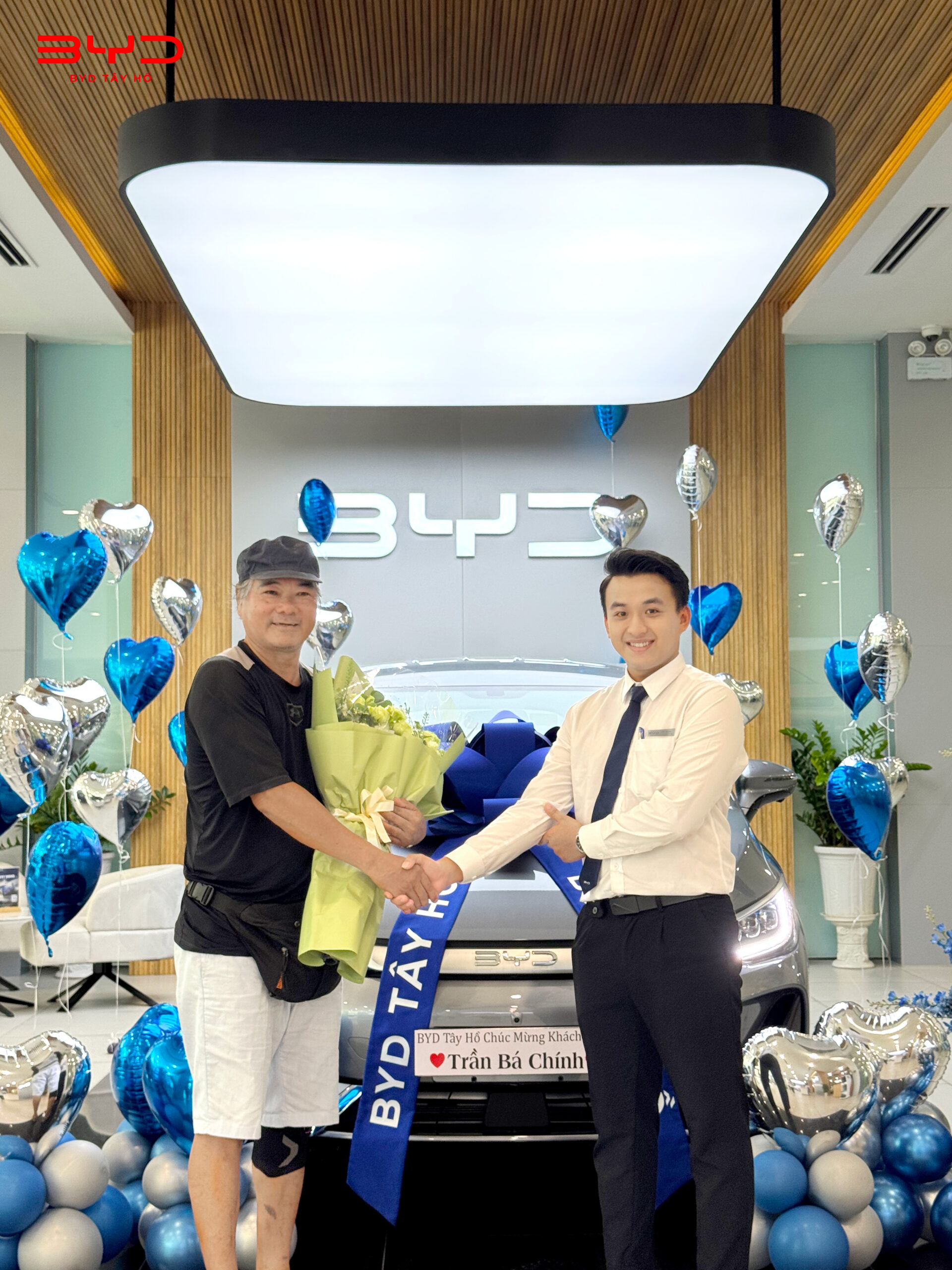 Giao xe BYD M6